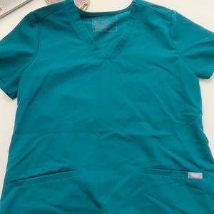 Figs 3 pocket scrub top